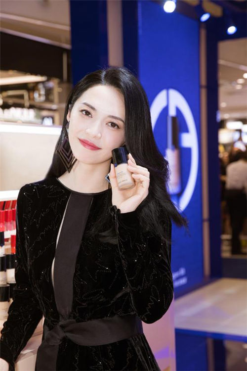 大师归来传奇匠心蓝演员姚晨出席阿玛尼全新大师粉底液活动