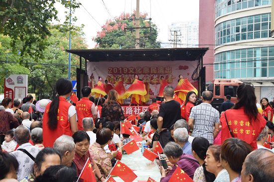 光榮路社區居委會前,三組長桌已經滿座,但這並不妨礙其他居民在一旁