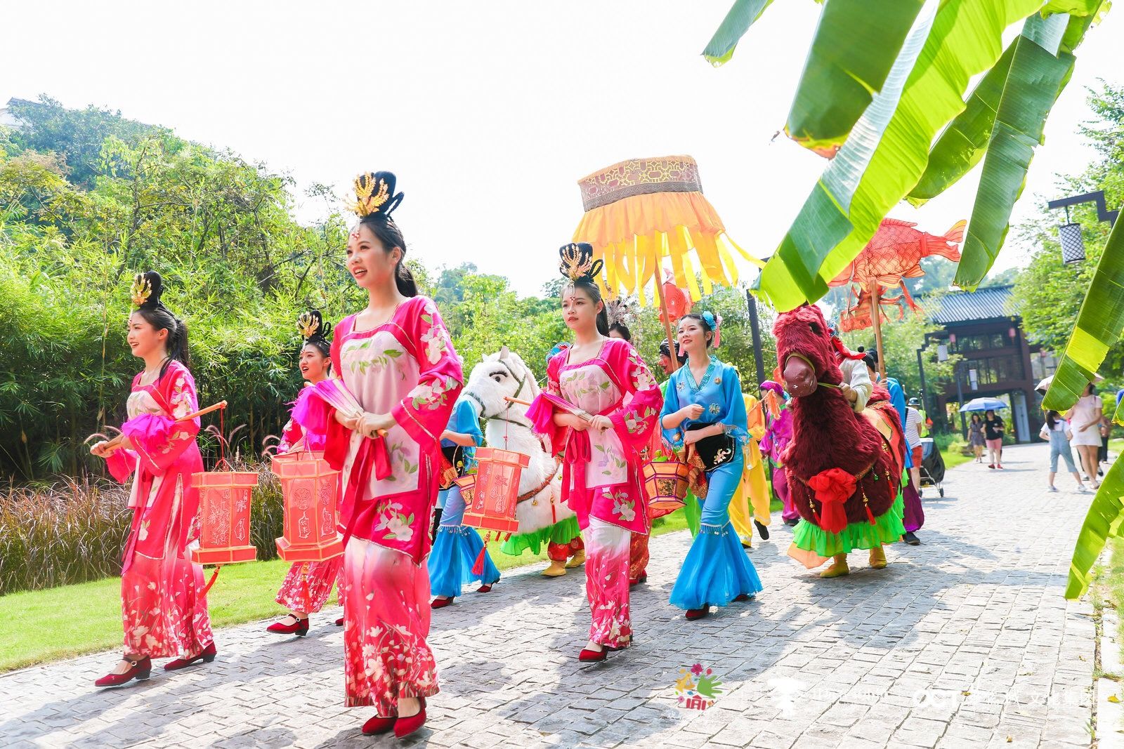 除了甘坑特色舞麒麟,客家马灯舞,民谣弹唱活动,小凉帽剧场的皮影戏