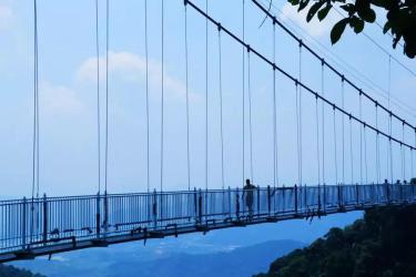 安徽又添一座玻璃桥蓝山湾木艺小镇7d高空玻璃桥开业啦