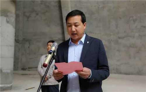 栾川县副县长刘国杰宣布栾川县规划地质博物馆正式开工.