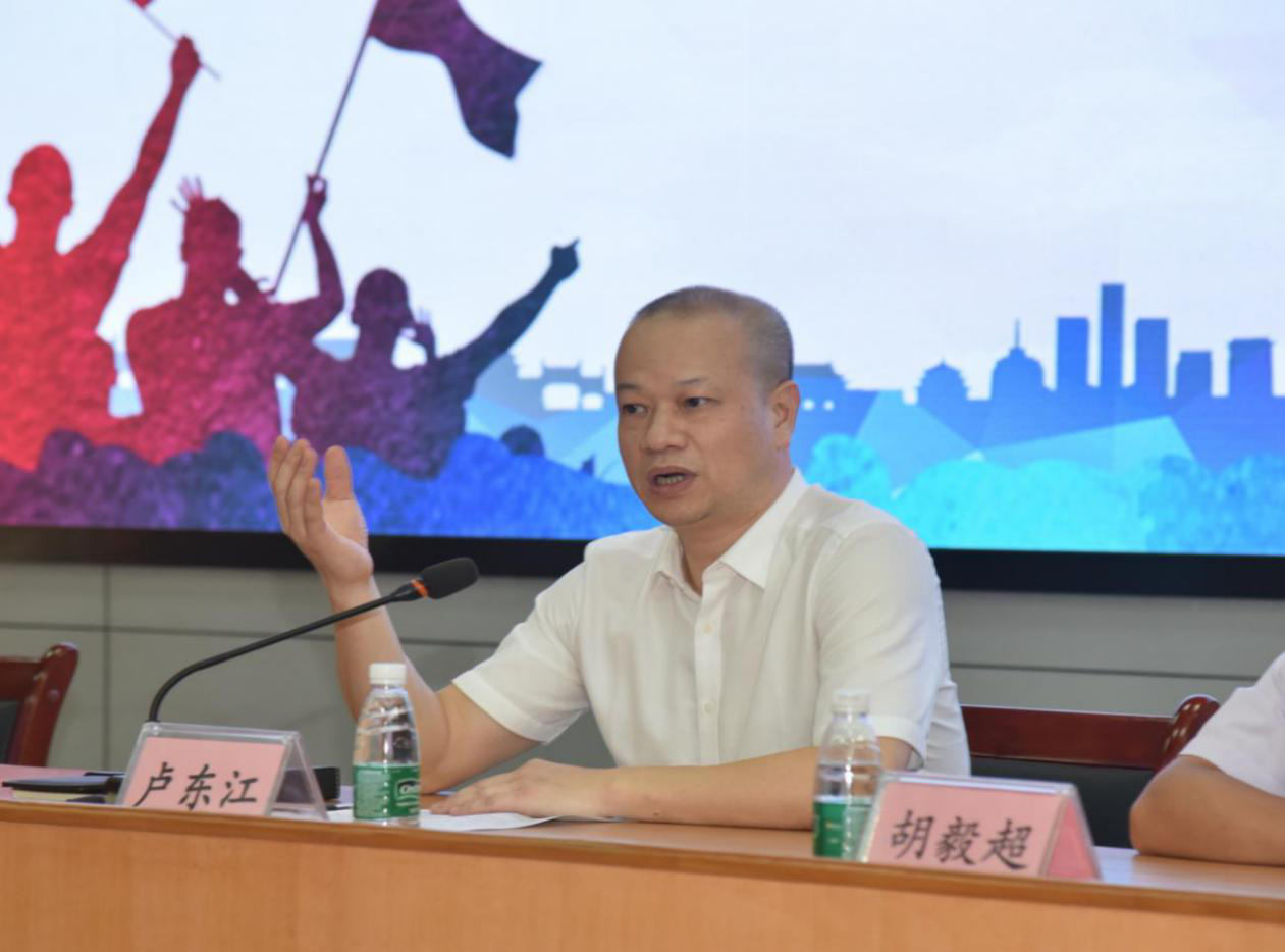 万江公安分局局长叶润林同志通报了上一阶段我街道毒品预防教育的工作