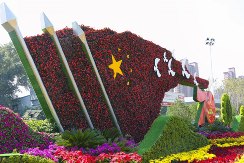 近日,槐荫区经十路与腊山河东路路口东南侧的巨大的国旗主题花境,成为