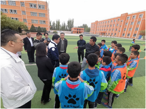 随后广东省体育局援疆工作调研组一行来到疏附县明德小学,这是一所