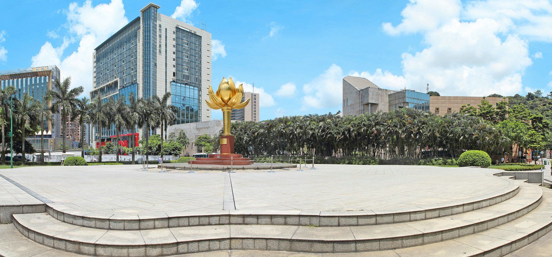 位于澳门新马路的金莲花广场,每天游人如织,成为了来澳旅客打卡的必选