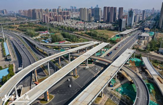 合肥繁华大道集贤路缺角的巨型中国结即将完工