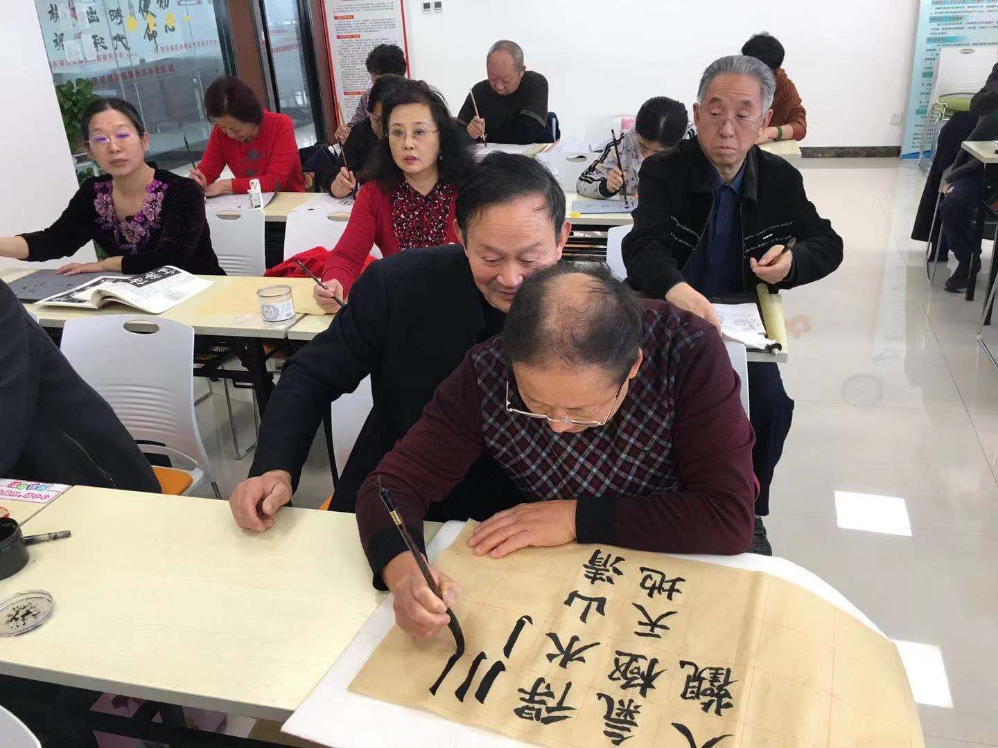 课堂上一共有40几位学员,都是退休在家的中老年人,百姓大学书法课至今