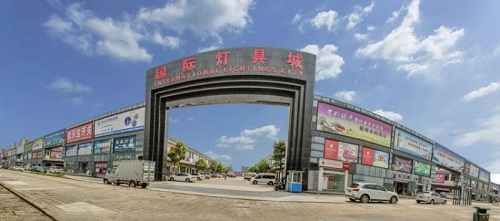 潼南区副区长江发茂介绍了灯博会和灯饰产业发展情况