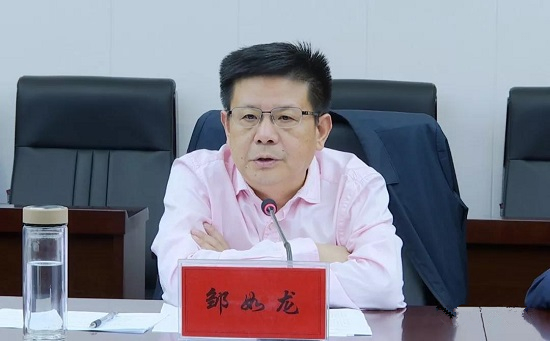 邹如龙一行来到经开区龙潭庵老旧小区改造现场,查看工程进度,了解当前