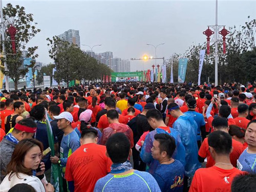 2019西安灞河国际半程马拉松鸣枪开跑 滨水步道呈现最美浐灞绿