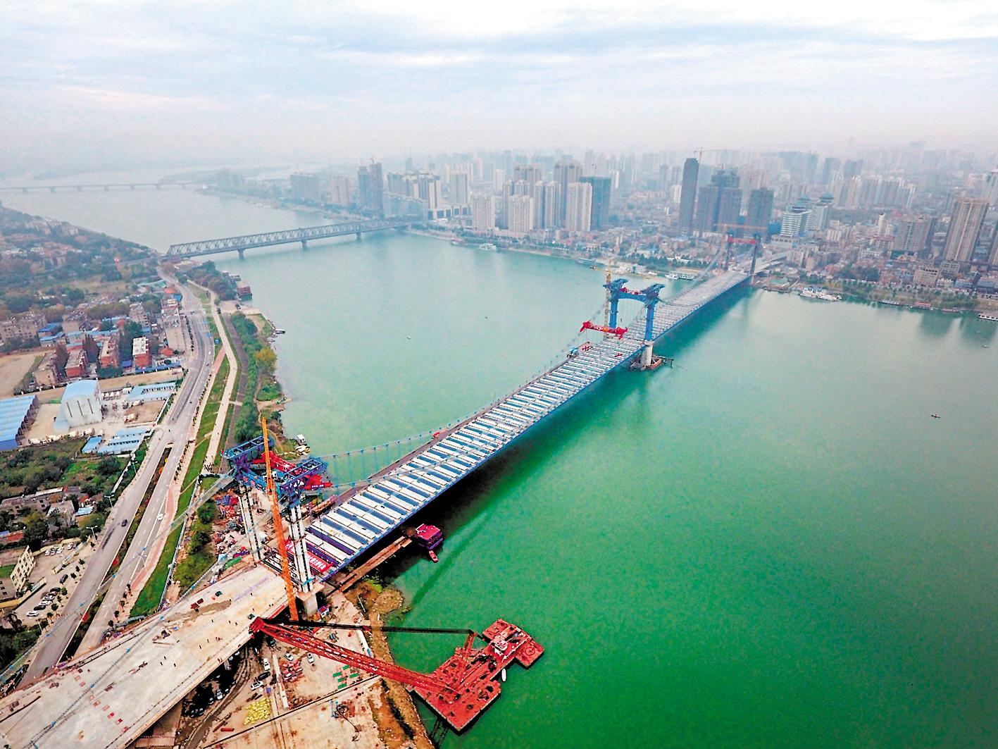 汉江首座三塔悬索桥合龙__凤凰网