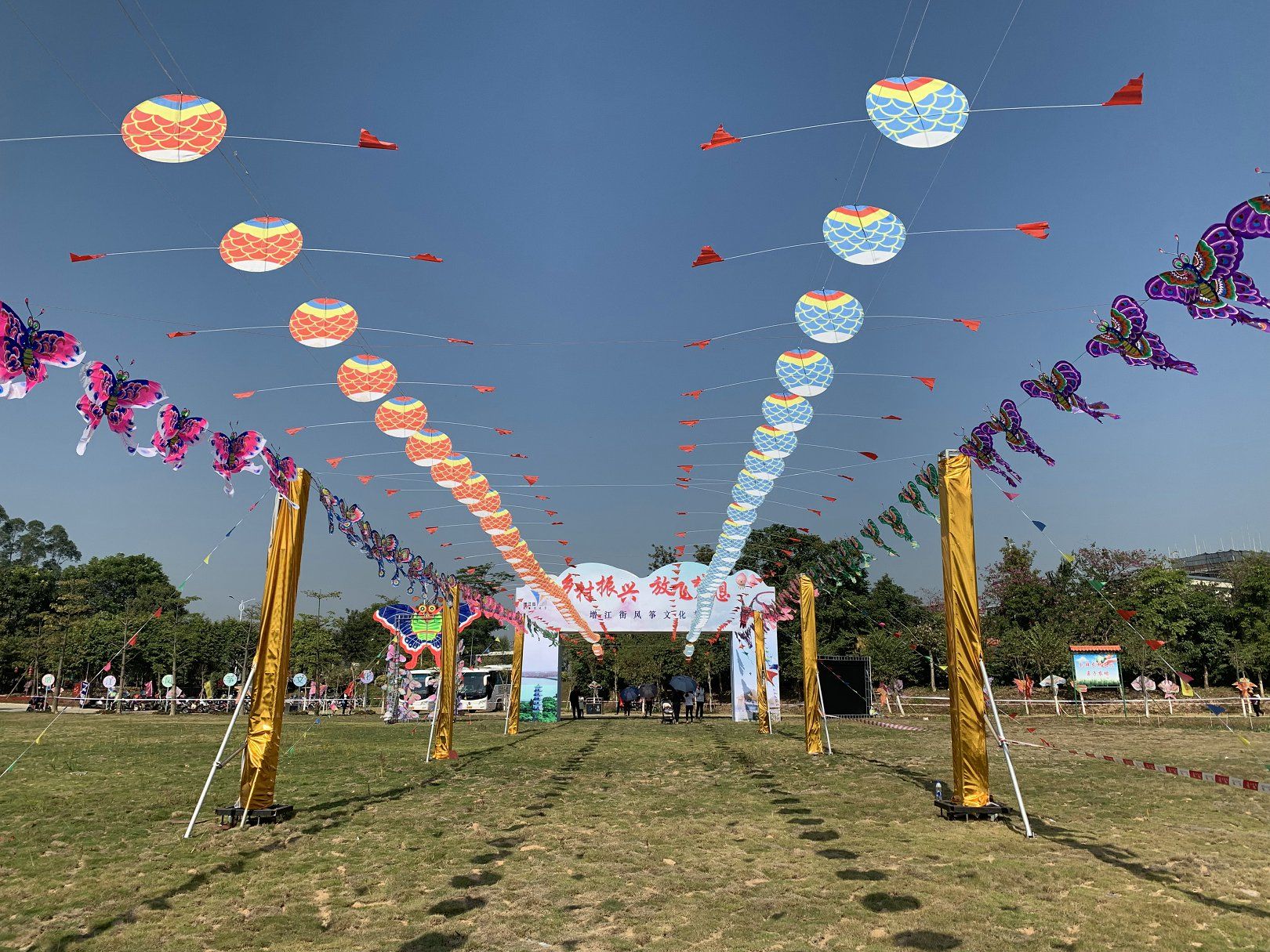 由增江街党工委书记李宪明宣布开幕.