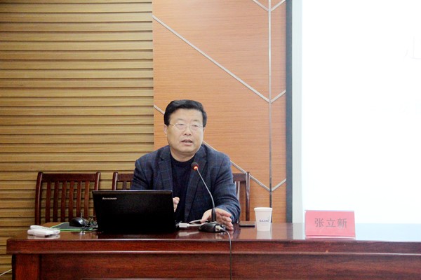 校党总支书记,校长张东华作了《走在朴厚教育的路上》专题讲座.