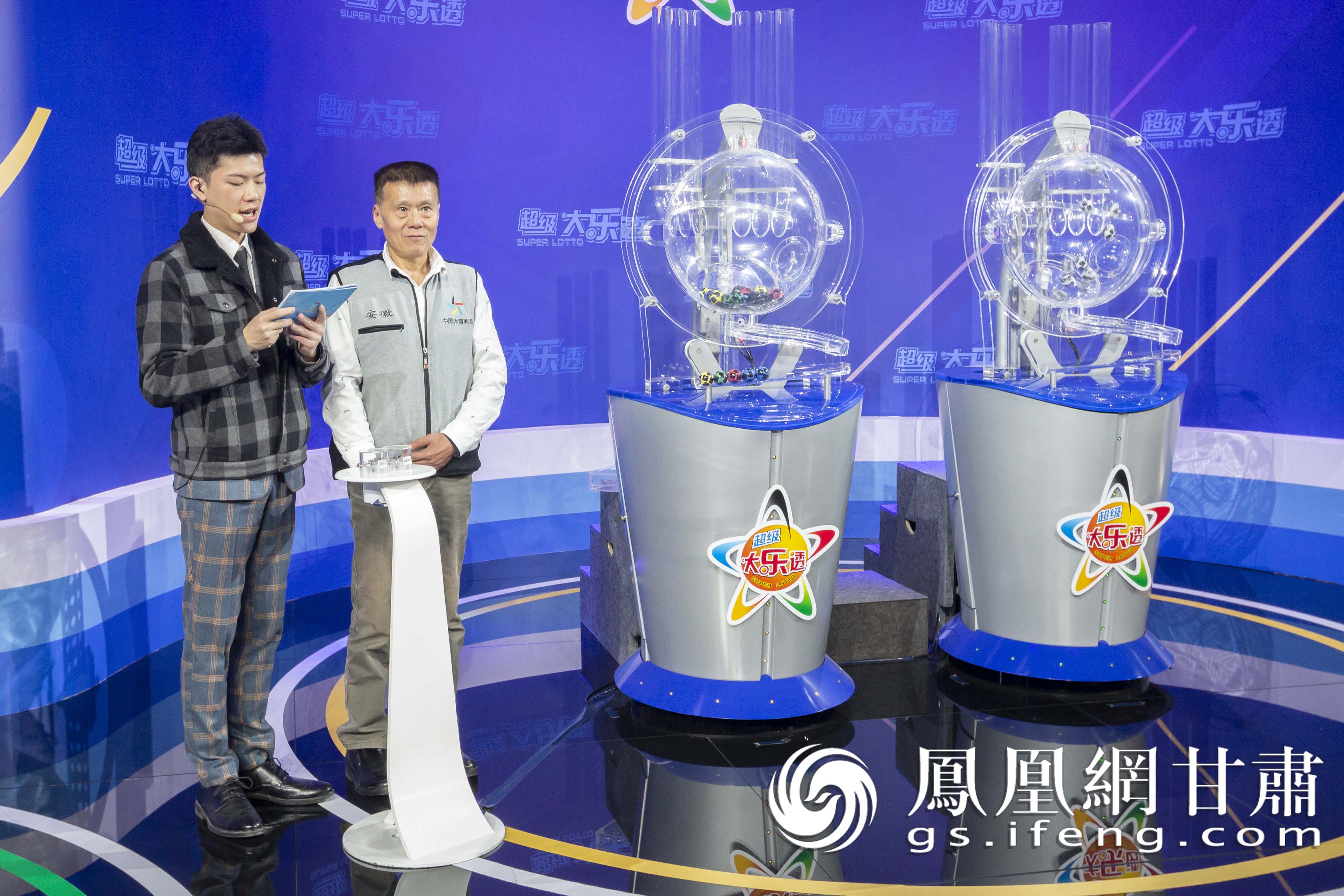 20点30分,王声林郑重按下摇奖机启动键,开出第19137期体彩大乐透中奖