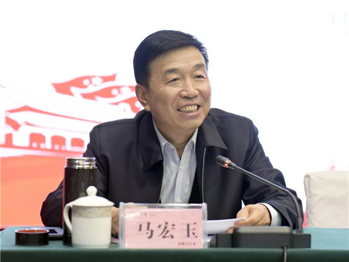陕西省委第八巡视组组长马宏玉作经济形势报告马宏玉作了题为《顺应新