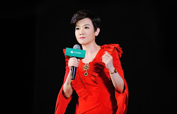 知名电视主持人寇乃馨知名造型师美朵知名造型师美朵和电视主持人