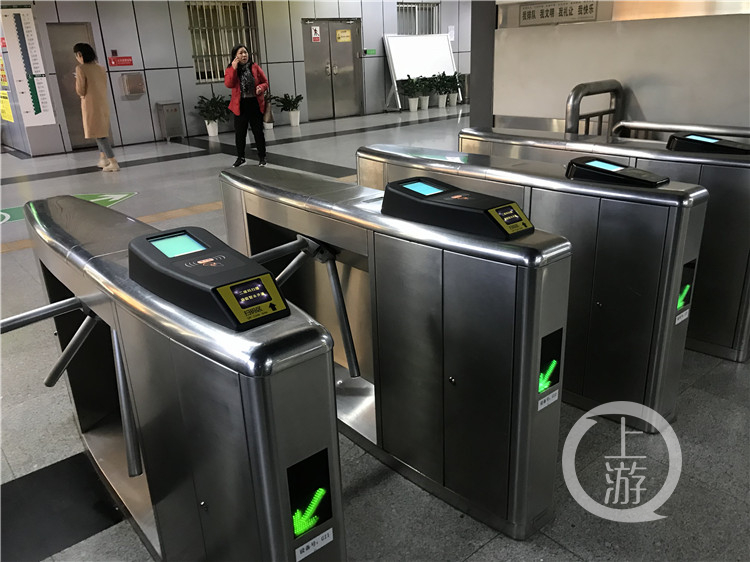 "扫码过闸"在即,重庆轨道车站检票闸机增设二维码扫描模块凤凰网重庆_