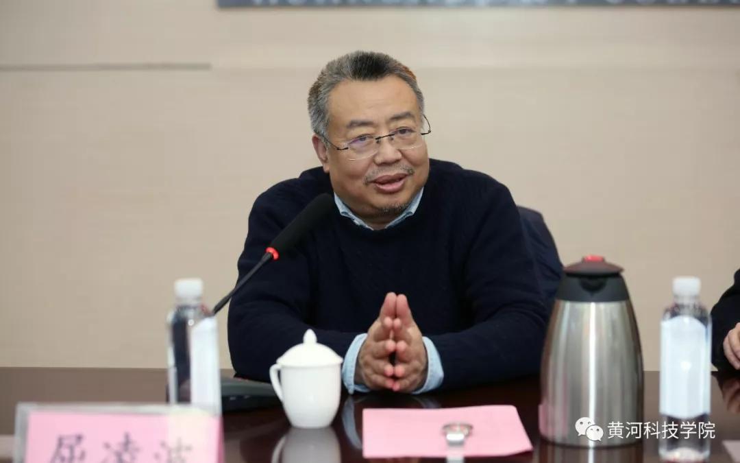 郑州大学副校长屈凌波教授代表河南省生物工程学会讲话,他指出胡大白