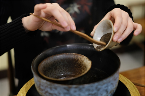 茶筅立,茶匙点茶步骤:炙茶→碾茶→罗茶→入盏→注汤→击拂→置托击拂