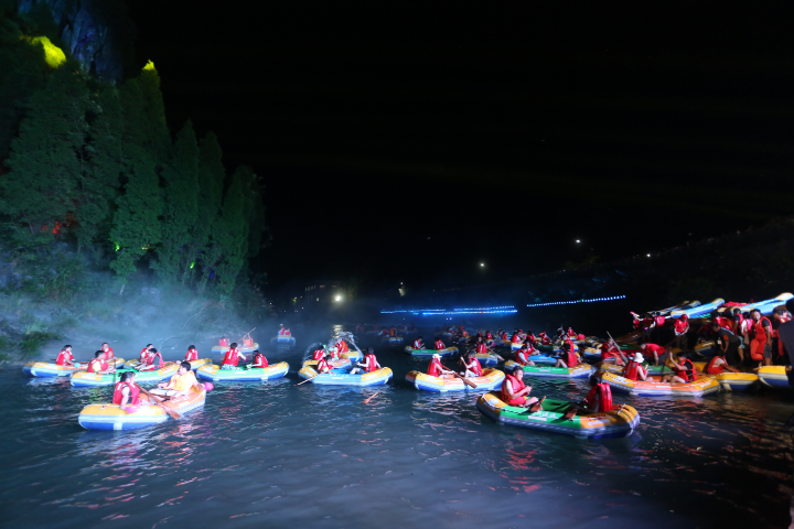 凤凰网湖南讯7月21日至22日,为全面提升娄底新化旅游格局和油溪河漂流