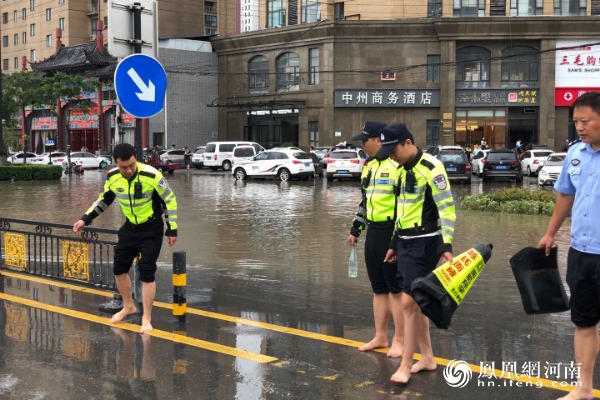 暴雨突袭开封市交警六大队赤脚水中执勤获网友点赞