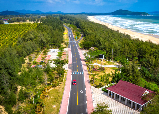 萬寧濱海旅遊公路,作為海南旅遊公路示範工程,於2012年12月20日開工