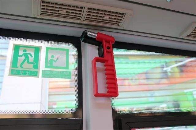 滕州公交车内安全锤屡屡失踪驾驶员这番话亮了