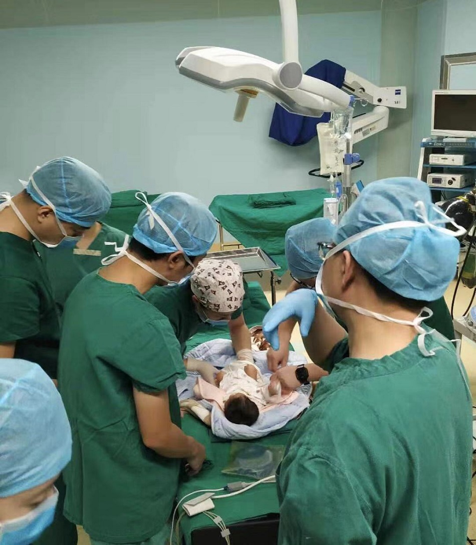 在产科,黎女士这种情况属于典型的"急产":从肚子疼到孩子娩出不到3个