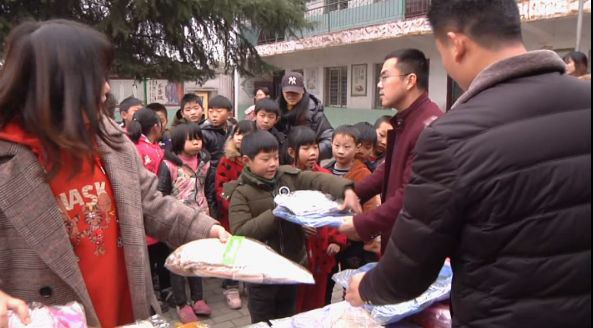 明港镇团委来到大营村小学开展希望工程温暖冬天活动