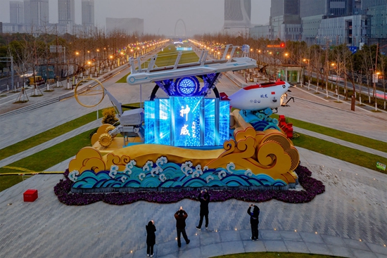 "江苏智造"彩车亮相南京建邺 彰显"强富美高"新风采