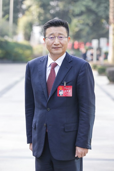 在重庆市五届人大三次会议期间,记者采访了市人大代表,垫江县委书记