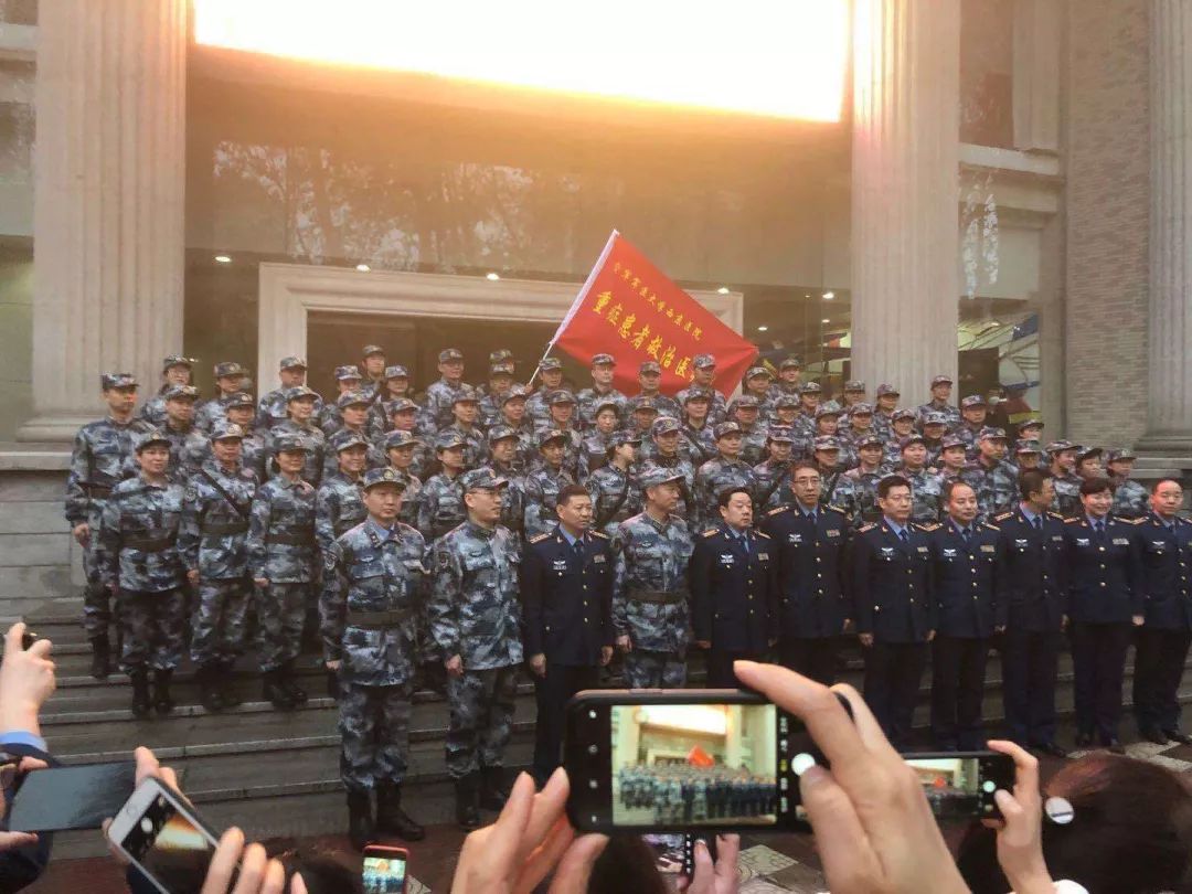 陆海空三军军医除夕夜驰援武汉450名部队医护人员今晨飞抵武汉