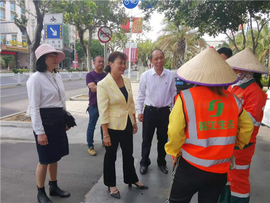 李慧莹到东方市一净城环卫服务公司工会走访慰问职工