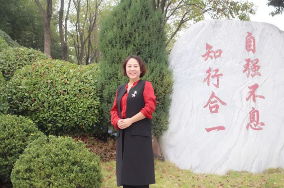 傲霜梅斗雪桃李尽芳菲记羊山中学明师梅芳芳