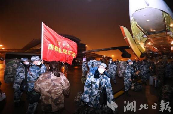 大年除夕夜,機場保障來自上海,重慶,西安等地共450名來漢支援軍醫