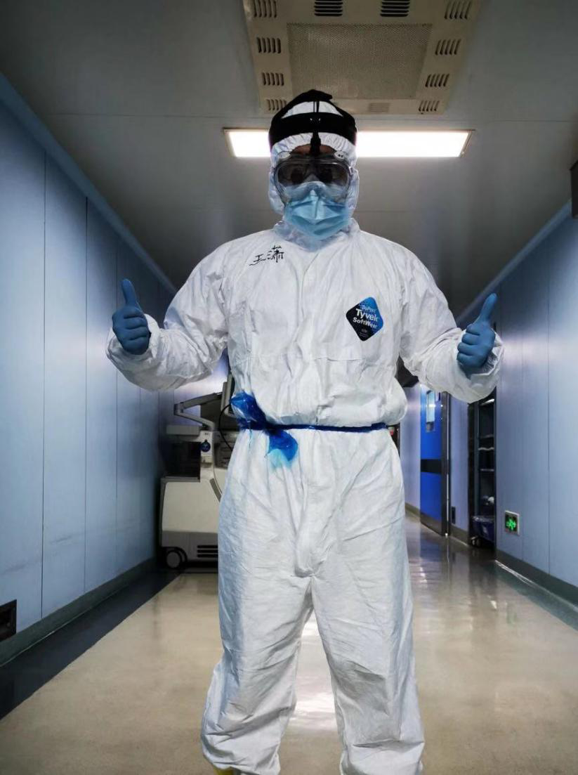 为了保障患者和医护人员的安全,所有的医护人员全部身着三级防护服