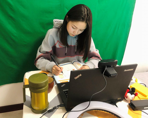 这群老师在作业帮免费直播课临时搭起"教室",装满了温情和专业