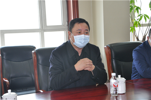 在哈药集团制药总厂,韩峙局长与企业负责人交流了解生产过程中存在的