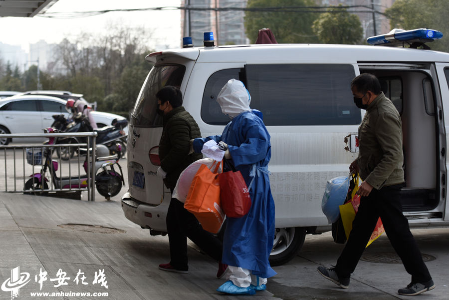 合肥新冠肺炎密切接触者陆续转至集中隔离点组图