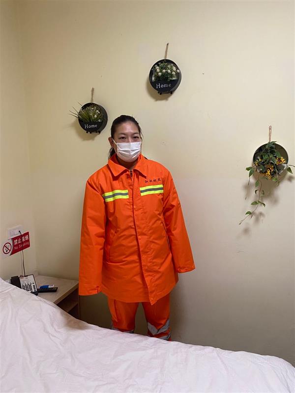 老父亲去世正在方舱医院的环卫工女儿擦干眼泪继续战斗