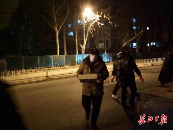 一位网络员的自述老公凌晨四点回家衣服裤子没脱捏着手机睡着了