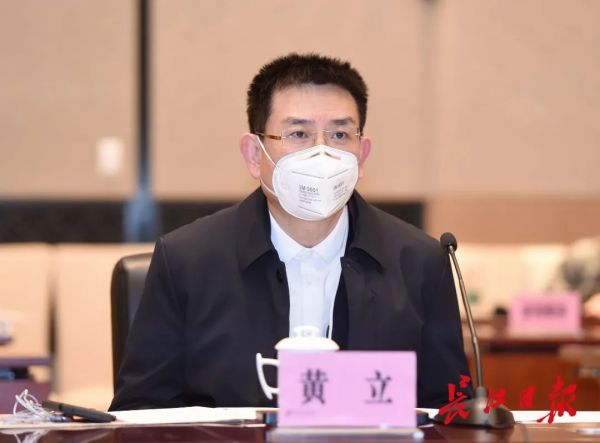 黄立建议政府与社会援助的沟通机制要进一步畅通. 记者周超摄