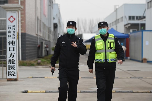 沌口方舱医院里有位值守的大白警察每次看到他大家心情都会好起来