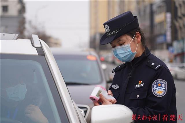 她们是女警是警嫂是亲人铿锵玫瑰在抗疫中绽放光彩
