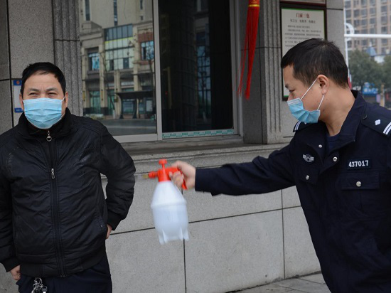 朱兵兵正在进行酒精消毒