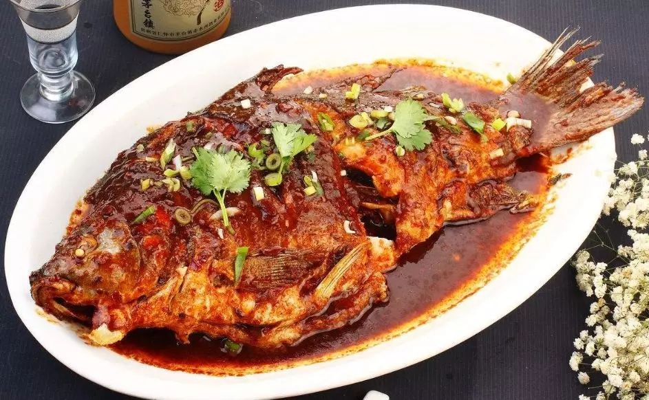 丹江红烧鱼是丹江鱼宴的特色菜之一常以鲈鱼,草鱼,鳊鱼为主搭配秘制的