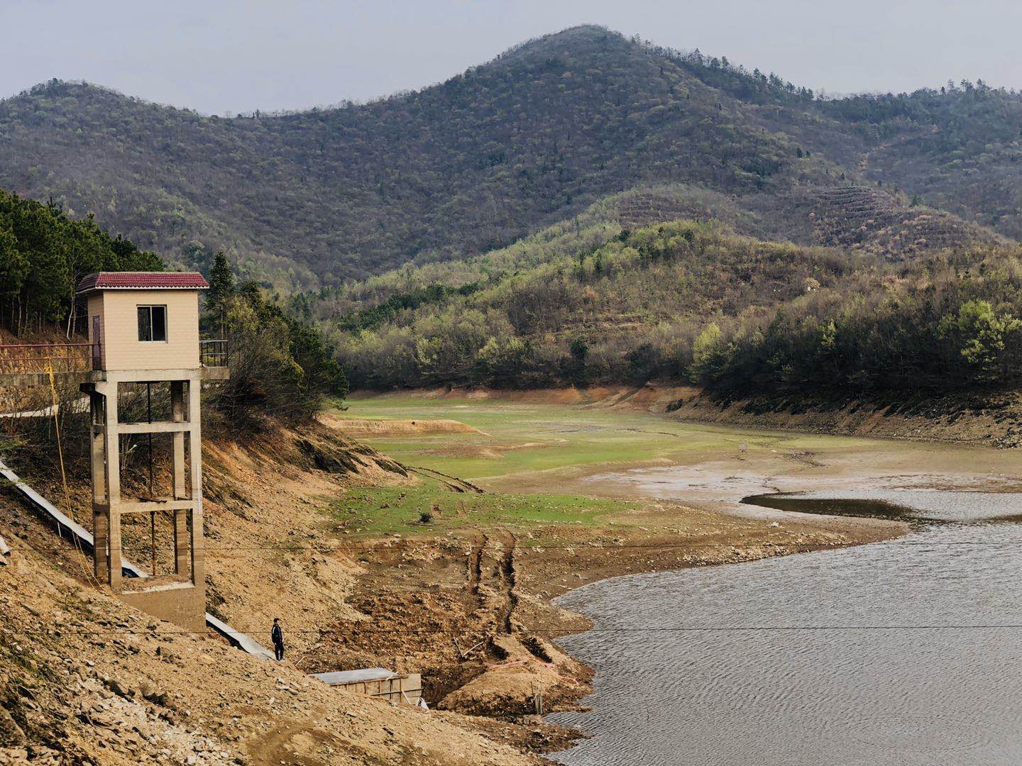 怀宁县清河乡金山水库涵闸由于泄洪口塌方造成涵闸损坏,该乡利用当前