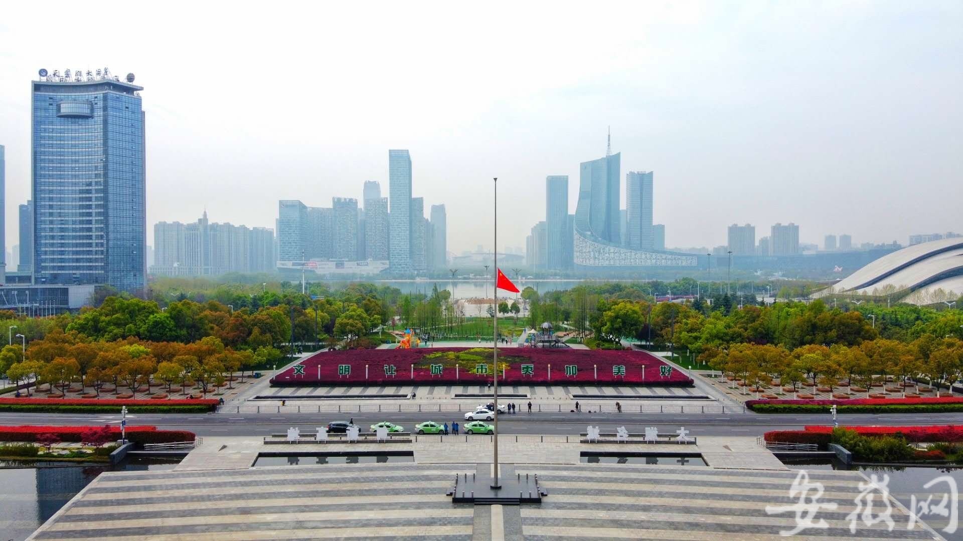 合肥市政府广场降半旗致哀市民自发前来默哀
