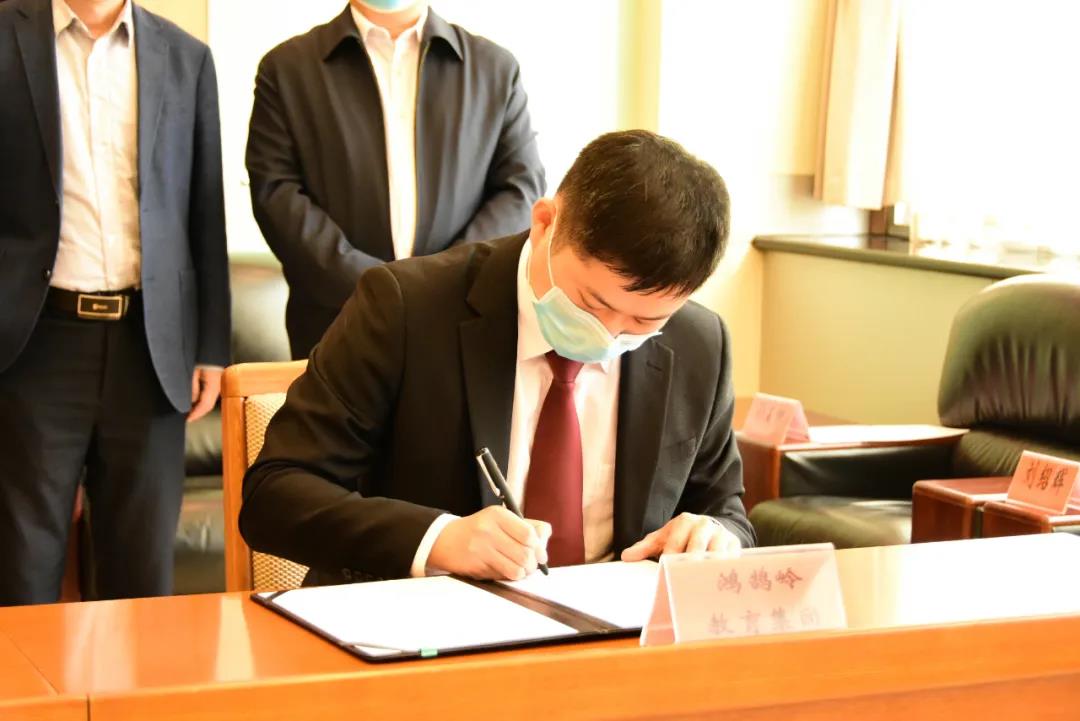 唐山市政府副市长曹全民同志对唐山市汉沽管理区与河北鸿鹄岭教育集团