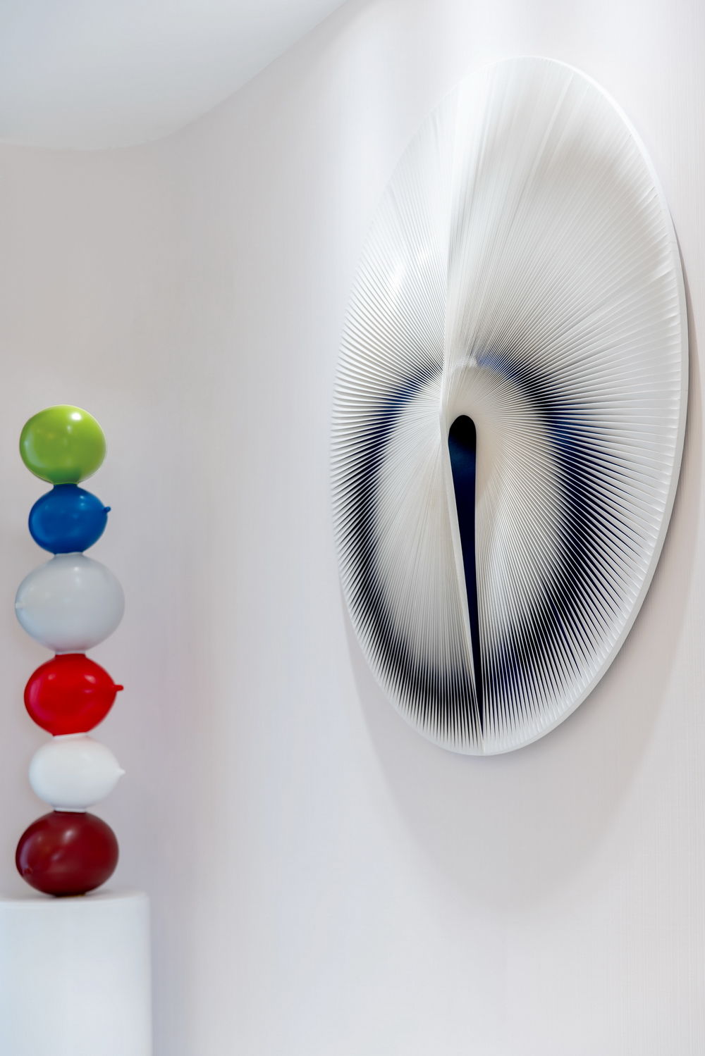 前卫开放式厨房,配套水吧台,增设收藏酒柜,便于主人日常的聚会.